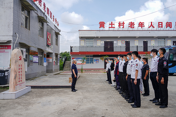 “助力鄉(xiāng)村振興，踐行艱苦奮斗” 將新員工黨性教育活動(dòng)搬到對(duì)口幫扶村1.jpg